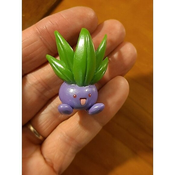 Pokemon Oddish 2020 Toy Figure 1.5 Inches Wicked Cool Toys Radish Glitter Finish - Picture 3 of 3